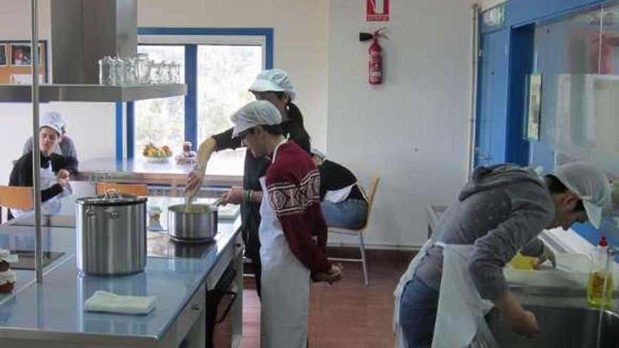Usuarios del centro de adultos de Menela elaboran mermelada. // Faro