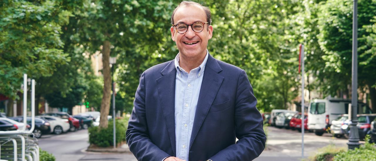 Rafa Mateos, candidato del PP a la alcaldía de Cáceres, posa en la avenida Virgen de la Montaña de Cáceres.