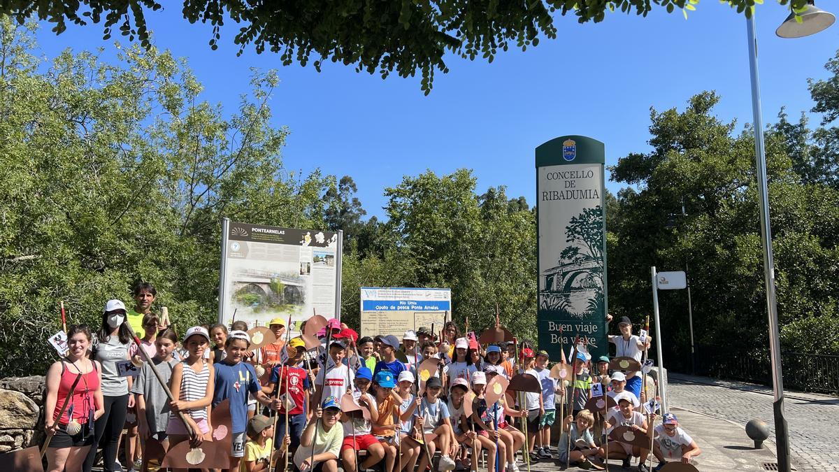 Participantes en la Escola de Verán de Ribadumia en el puente medieval de Pontearnelas