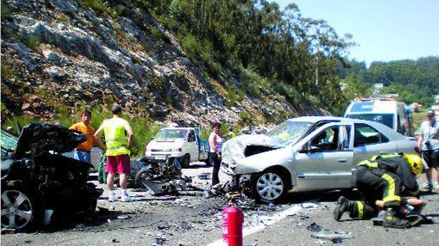 Bomberos y servicios de emergencias socorrieron a conductores y ocupantes en la colisión múltiple en el corredor de O Morrazo. / gonzalo núñez