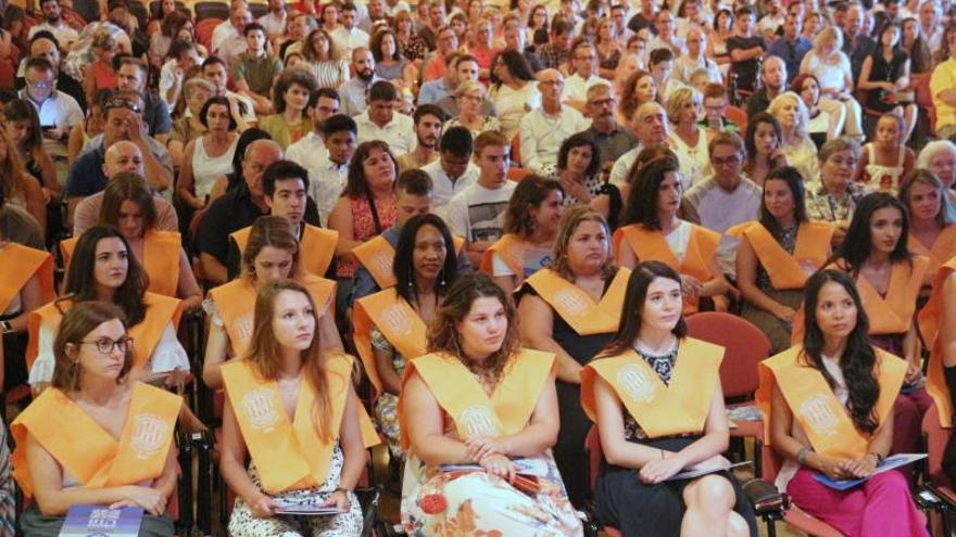 Imagen de archivo de graduación de estudiantes de Facultad de Turismo, priman las mujeres.  | UIB