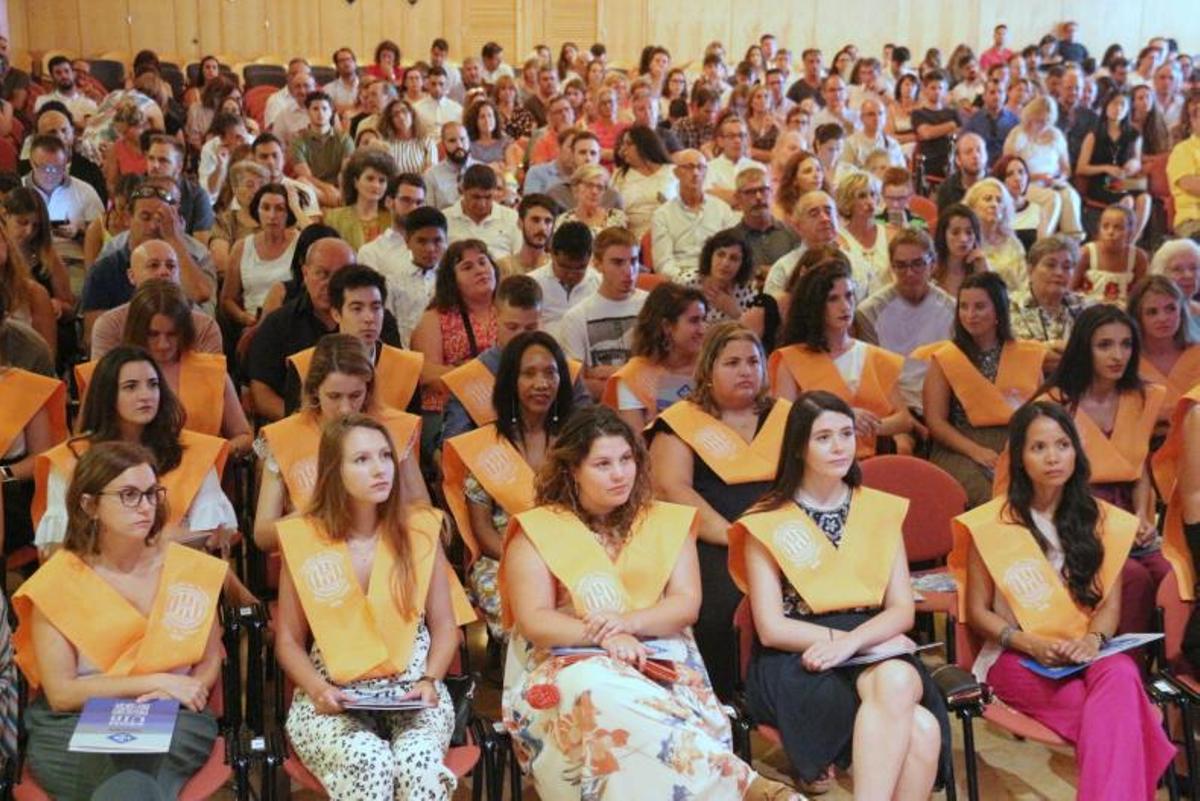 Imagen de archivo de graduación de estudiantes de Facultad de Turismo