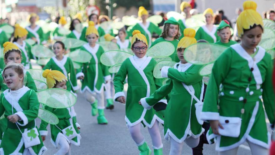 Una rua del carnaval de Castelló d&#039;Empúries en una passada edició