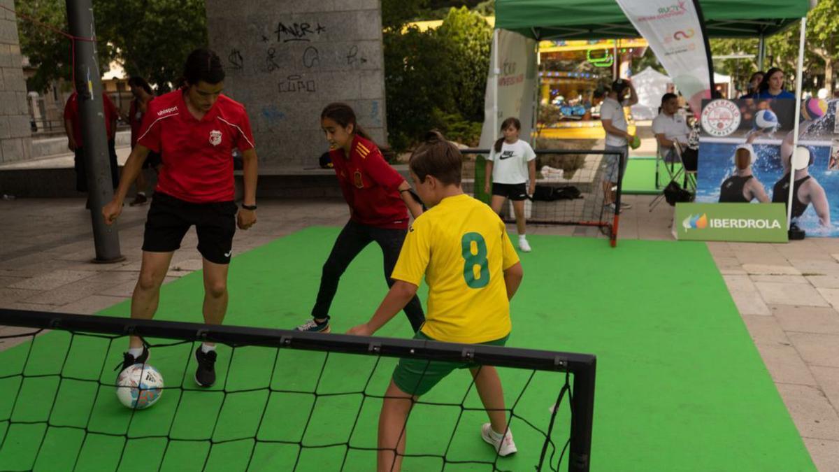 Niños y niñas jugando al fútbol en una de las pistas instaladas en La Marina. | J. L. F.