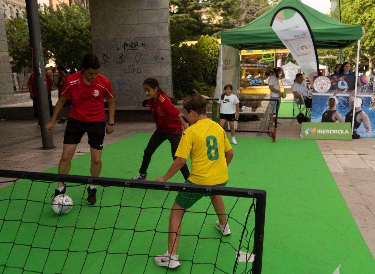 Niños y niñas jugando al fútbol en una de las pistas instaladas en La Marina. | J. L. F.