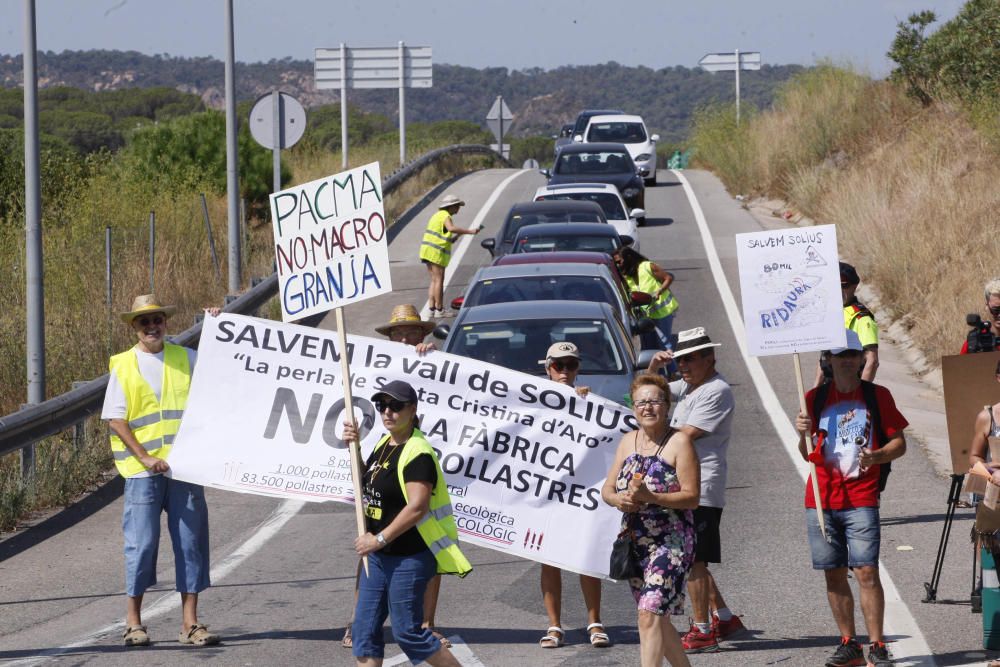 Mobilització contra la granja de pollastres a Solius