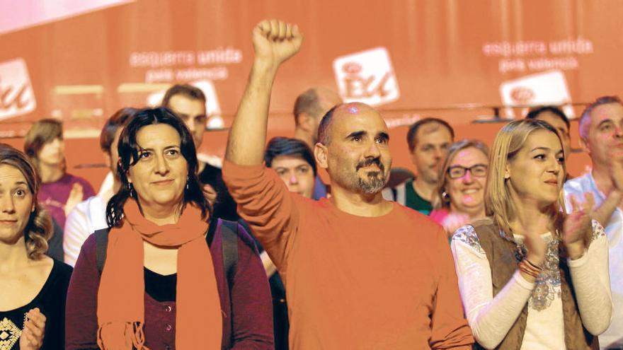 Rosa Pérez, junto a David Rodríguez puño en alto, tras conocer los resultados.