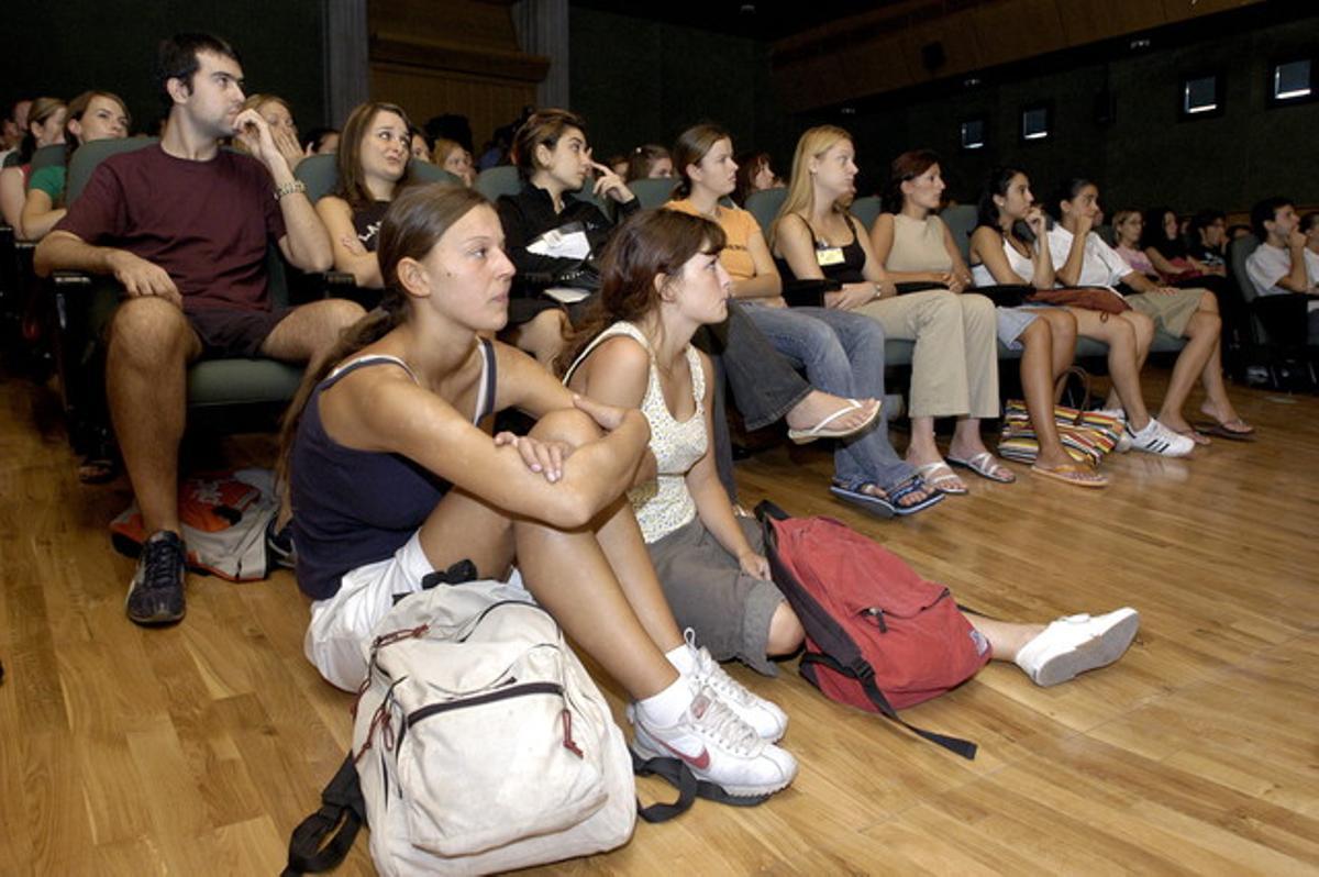 Estudiantes de Erasmus, atendiendo a una charla informativa.