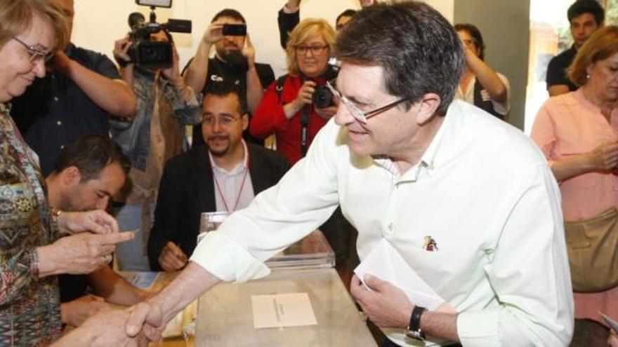 Francisco Jódar depositando su voto en las pasadas eleciones