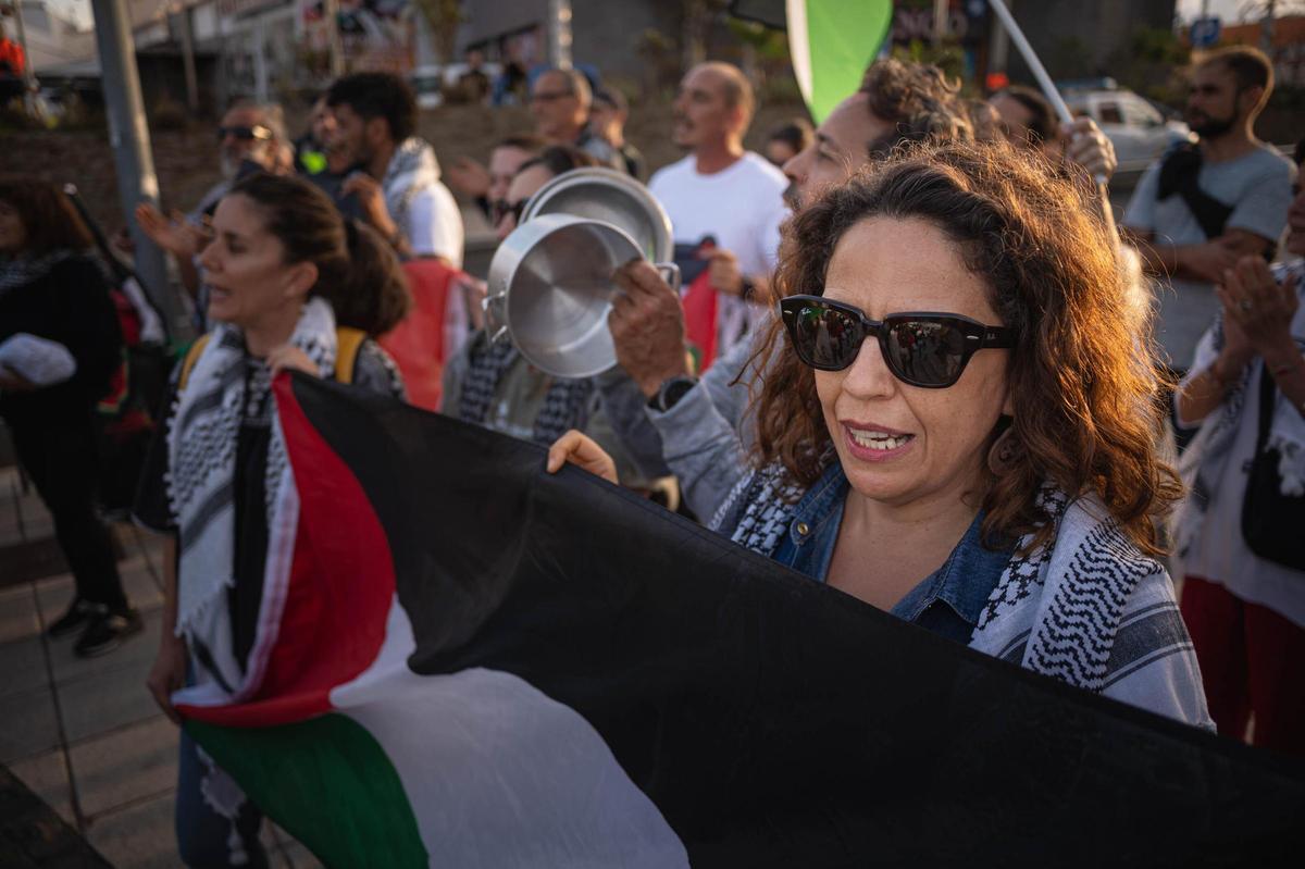 Manifestantes a las afueras del Santiago Martín