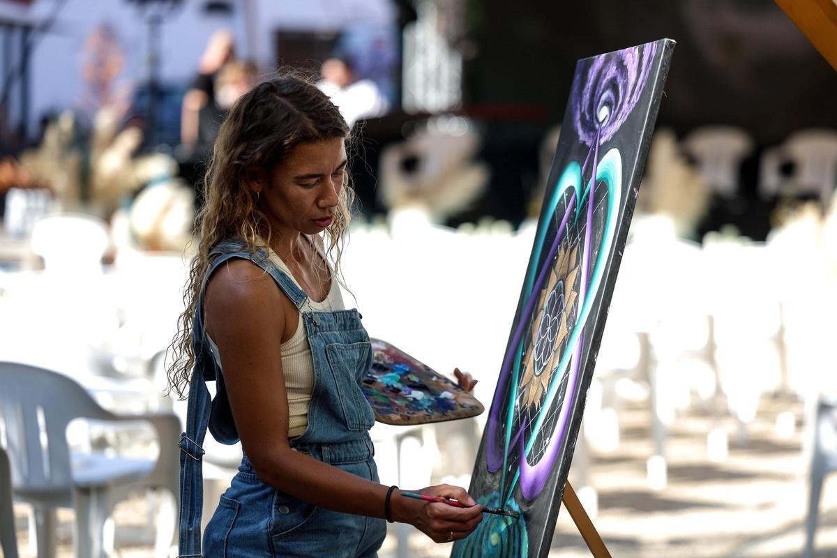 Fantasía Ibiza Festival llena el centro de Vila de arte en vivo, música y cultura