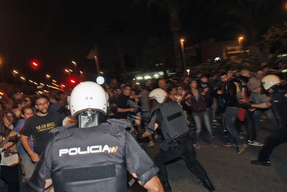 Los manifestantes protestan contra el AVE