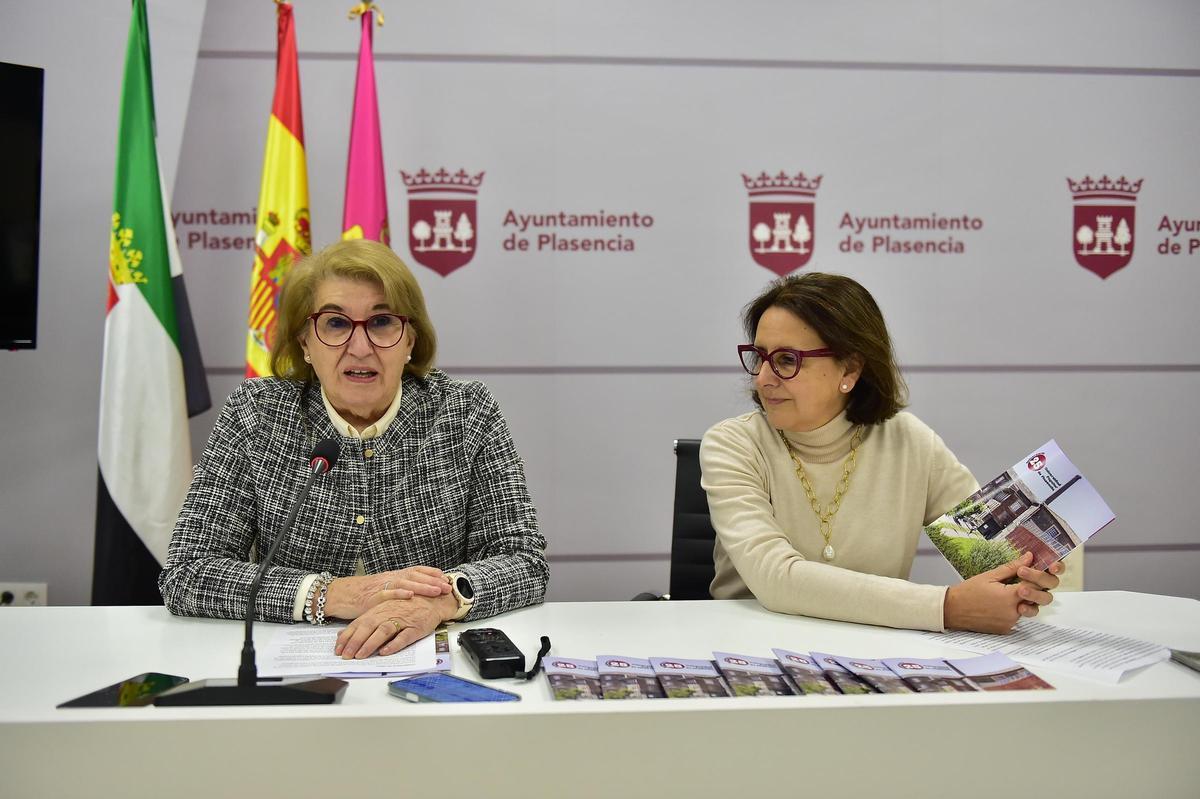 La concejala de Cultura habla sobre la revista de la universidad popular de Plasencia.