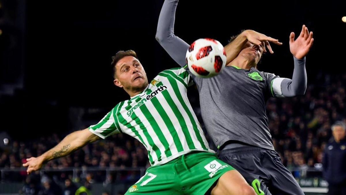 Joaquín lucha un balón con Oyarzabal durante el partido de Copa del Rey