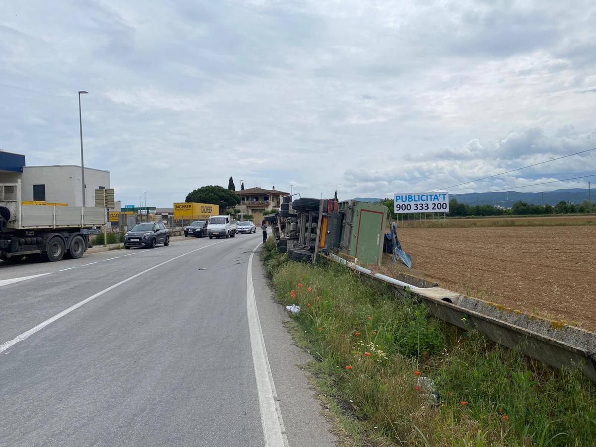 Les imatges d'un camió bolcat a Bescanó