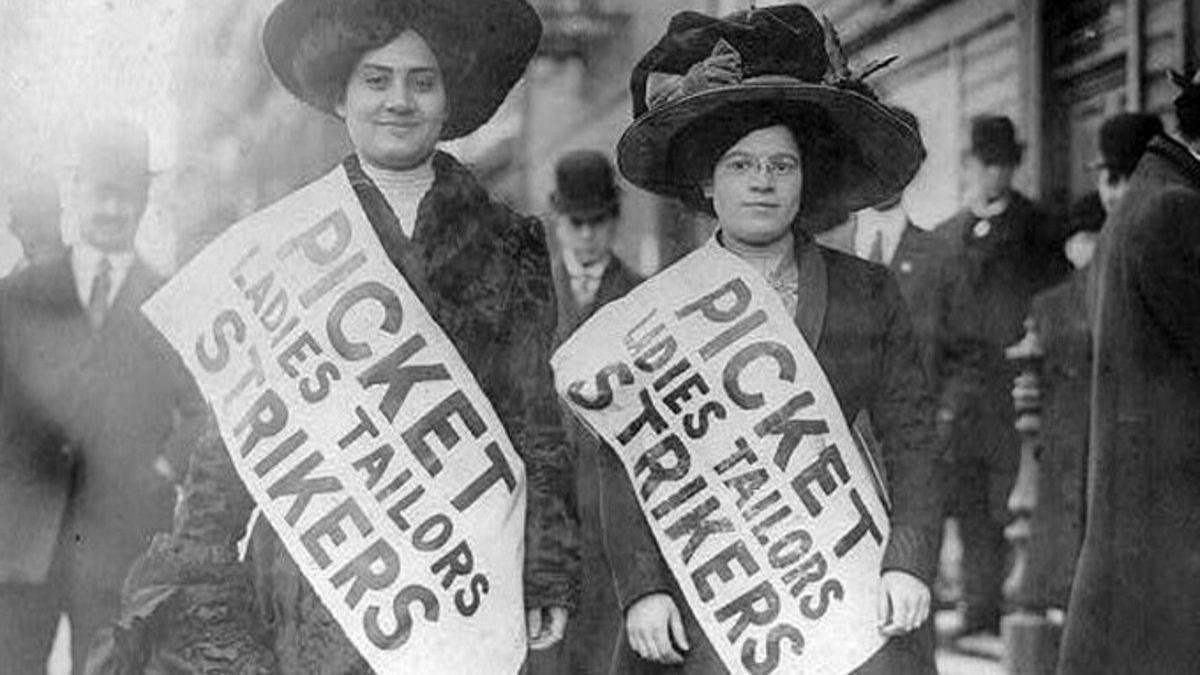 Dos mujeres en la manifestación de 1908 en Nueva York.