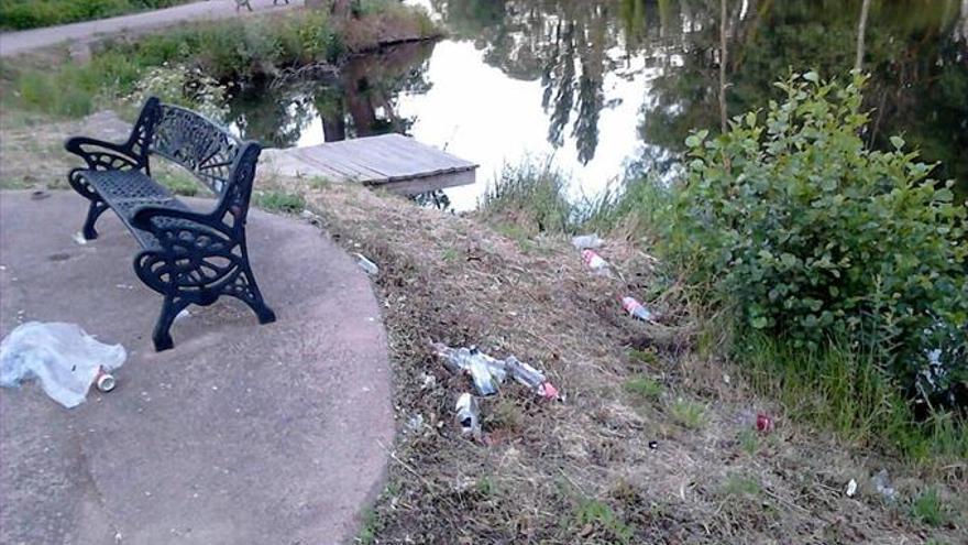 Restos de botellón junto al río