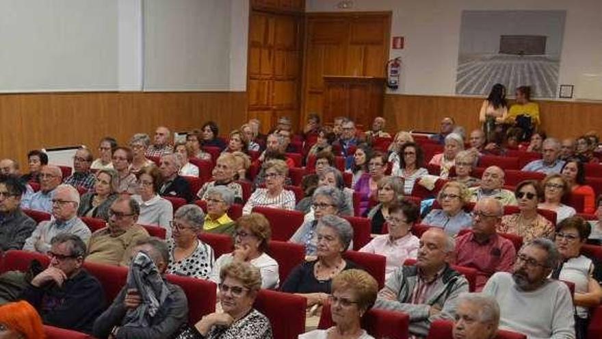 Personas mayores en la inauguración de la UNEX.