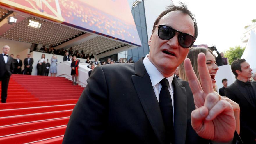 Quentin Tarantino haciendo el gesto de victoria tras un estreno