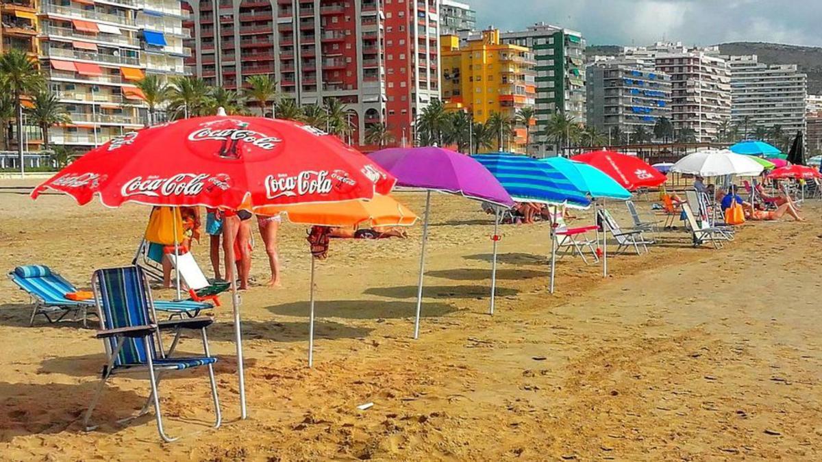 Decenas de sombrillas colocadas para reservar el sitio. | LEVANTE-EMV