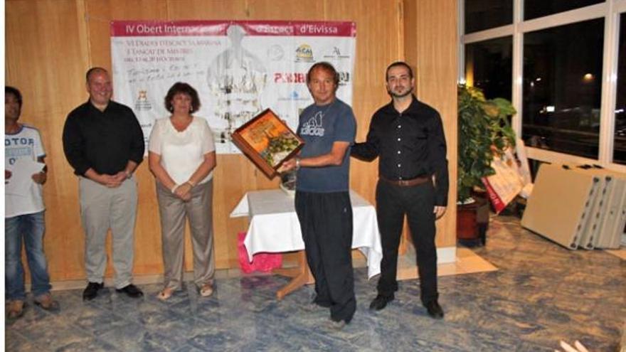 El maestro inglés  posa con el trofeo de ganador del Abierto Internacional Ciudad de Ibiza.