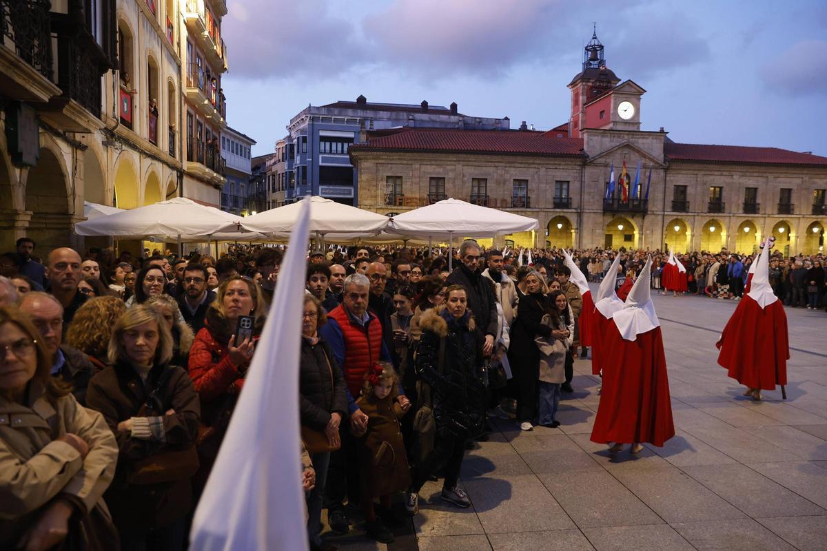 EN IMÁGENES: Avilés, a reventar en la procesión del Silencio
