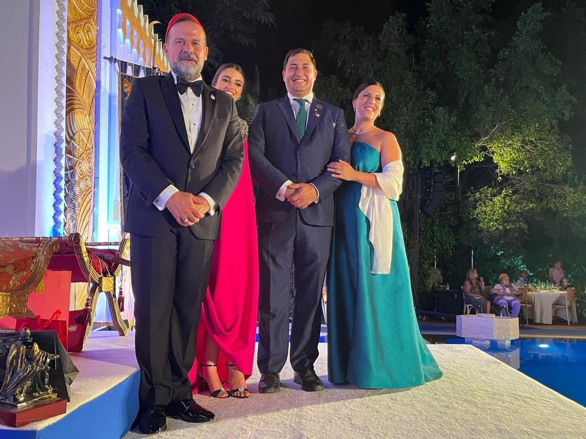 Los Capitanes Moro y Cristiano de Crevillent junto la Sultana Beduinos y a la Princesa Dragones