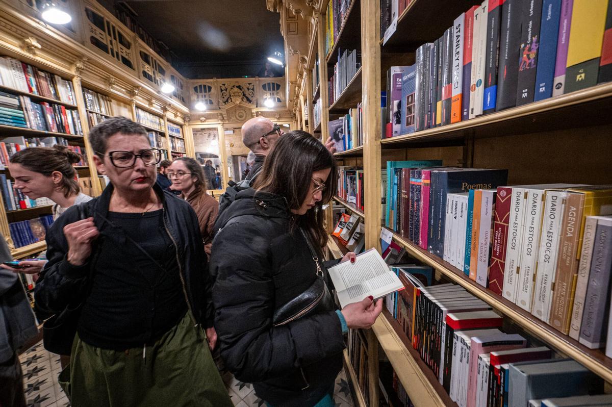 Barcelona 10/12/2025 barcelona. La antigua propietaria de la librería, Cristina Riera, y su sucesor al frente del negocio, Rafa Serra. AUTOR: MANU MITRU