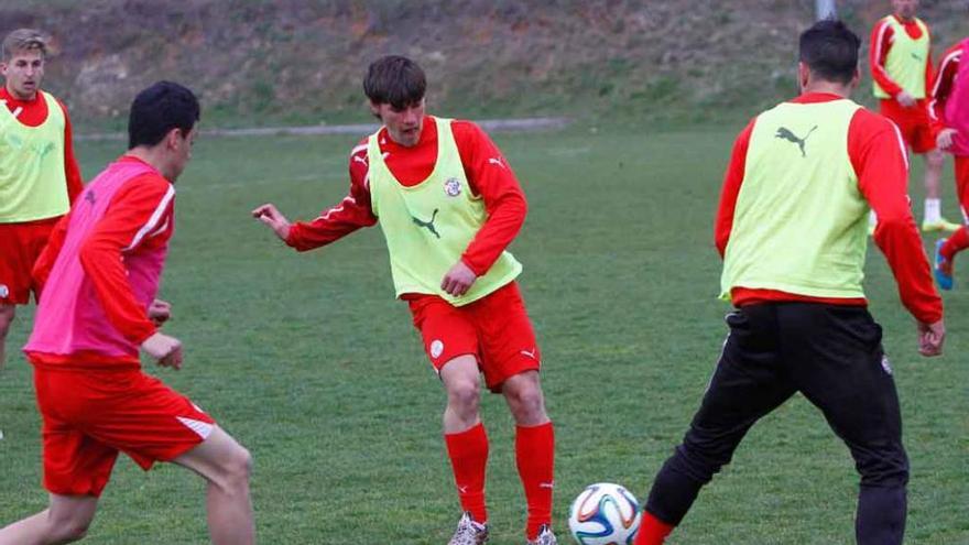 Álvaro de la Iglesia, en el centro, durante un entrenamiento con el primer equipo.