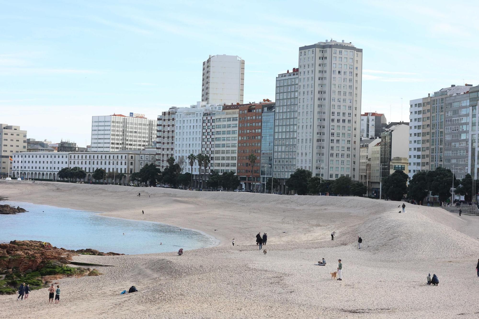 2025 arranca en A Coruña con los primeros baños en la playa de Riazor