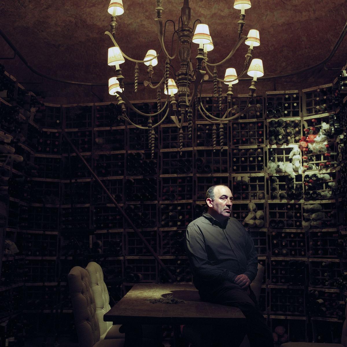 José Gordon, chef y dueño de El Carpicho, posa en la bodega del restaurante.