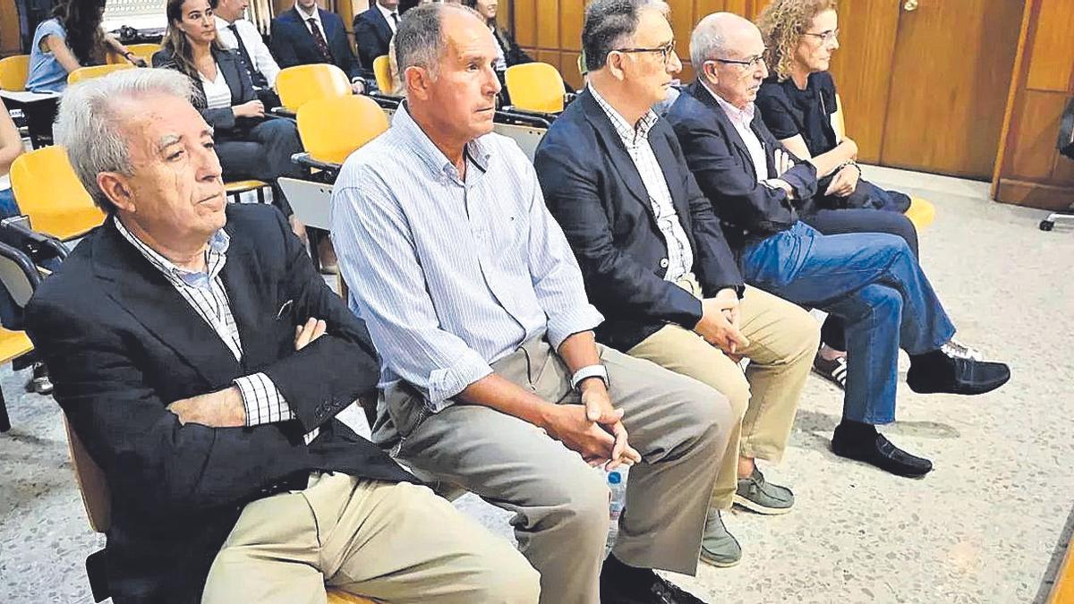 Banquillo de los acusados durante la primera jornada del juicio de Novo Carthago, con Antonio Cerdá (izquierda) y Joaquín Bascuñana (centro), el pasado mes de septiembre.