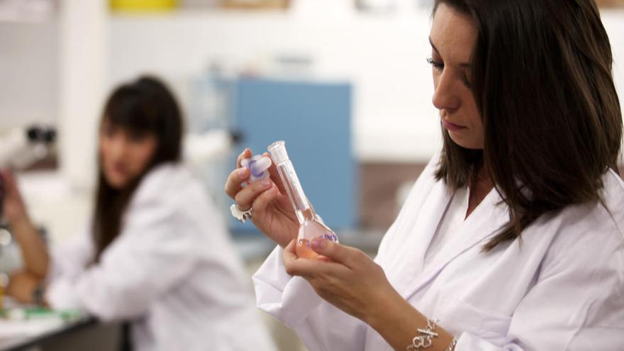 Dos enfermeras trabajan en laboratorio.