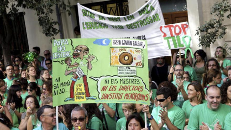 Manifestantes ante el Parlament balear.