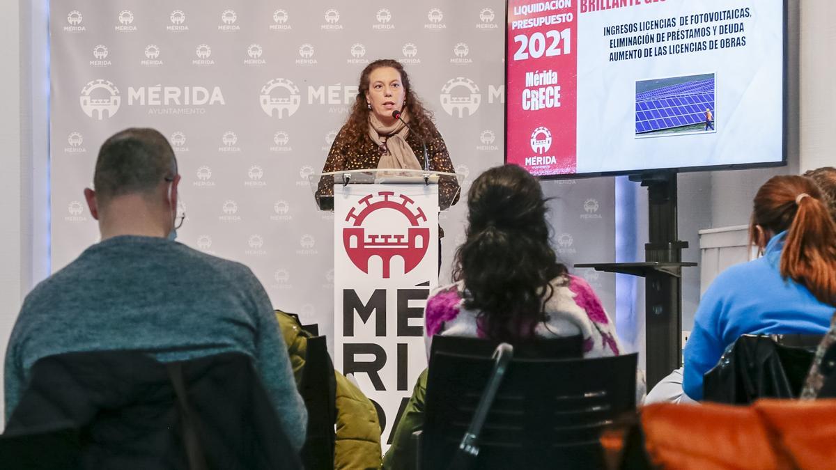 La portavoz del Gobierno municipal, Carmen Yáñez, en rueda de prensa.