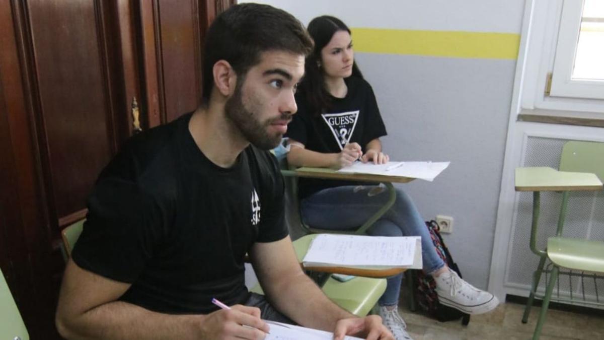 Un clásico del verano | Alumnos asisten a clase de refuerzo en una academia.