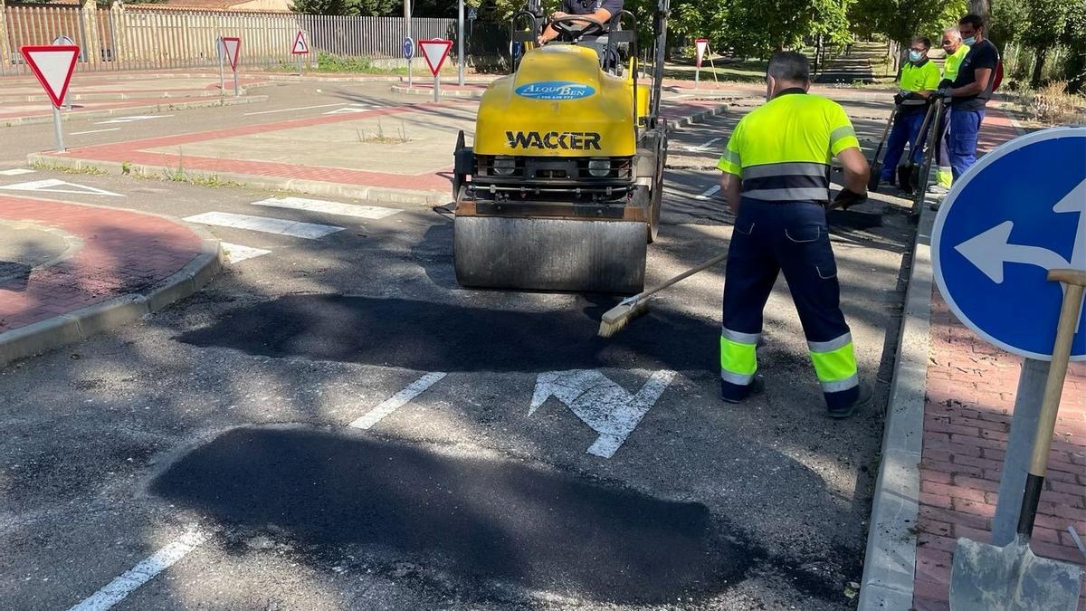 Operarios municipales asfaltan ciertos tramos de la zona.