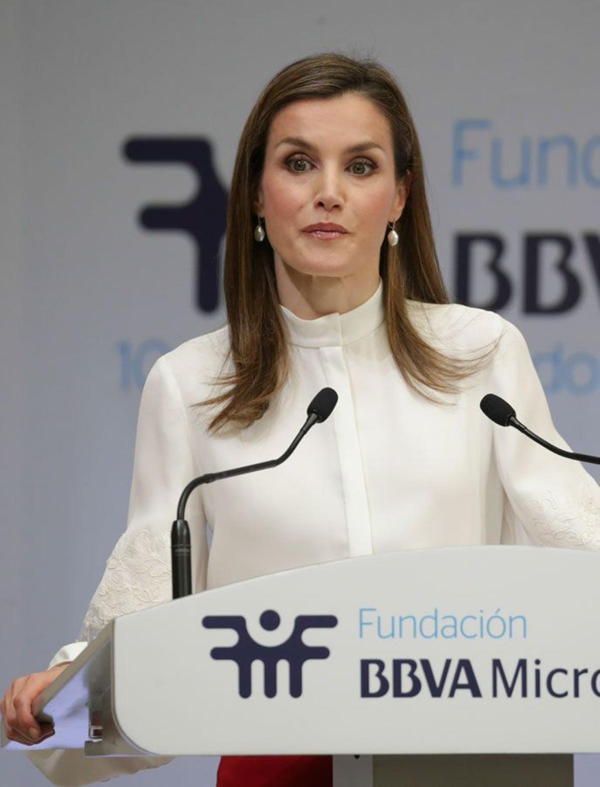 Letizia Ortiz con falda roja de Hugo Boss y pendientes de Tous