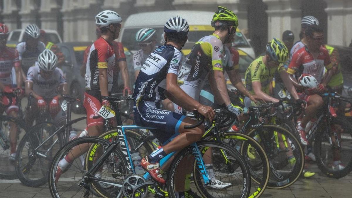 La calor y la humedad obligan a los ciclistas a remojarse entre etapas