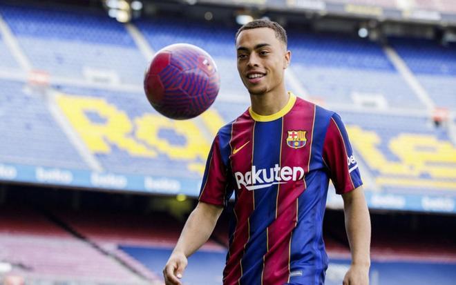 Sesión fotográfica de Sergiño Dest con la camiseta del FC Barcelona en el Camp Nou.