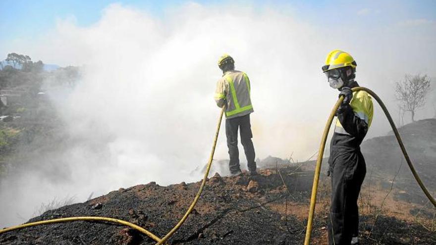 Bombers en l&#039;extinció d&#039;un incendi a Manresa, en una imatge d&#039;arxiu