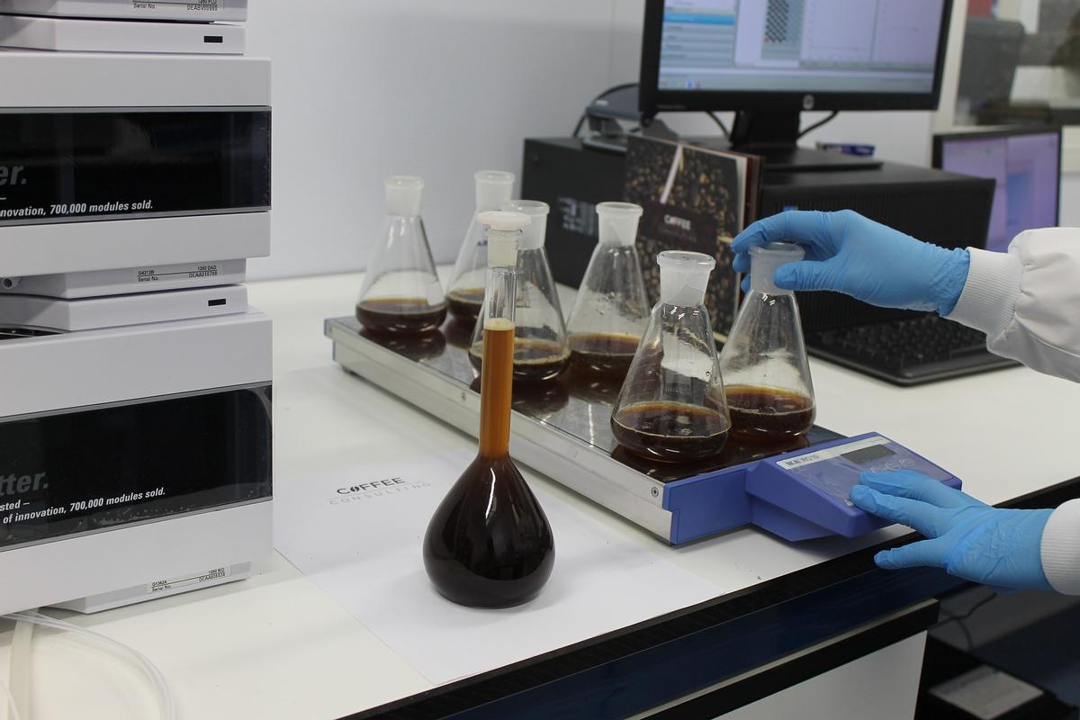 Experimentación con café y sus posos en un laboratorio.