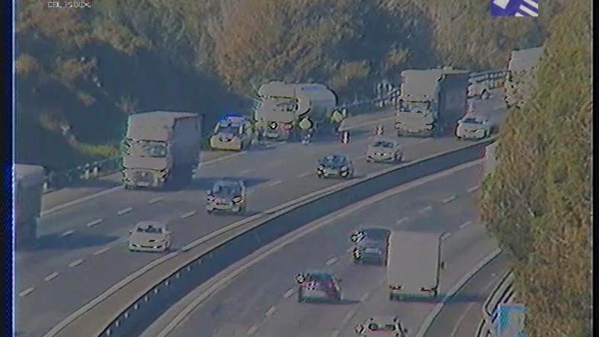 El accidente en la AP-7 a la altura de Tarragona, este lunes.