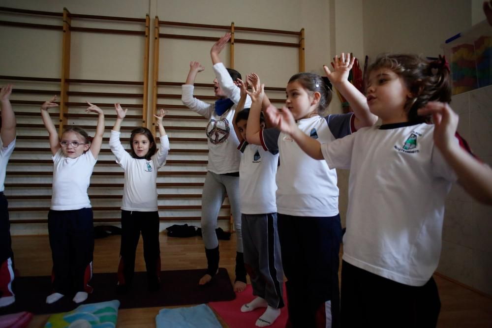 Los alumnos de Las Doroteas hacen yoga en clase.