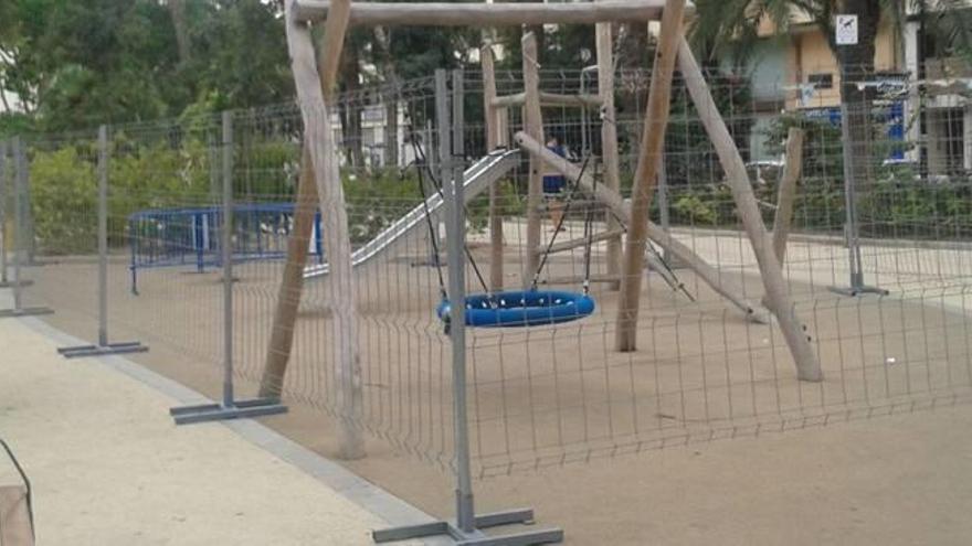 La zona de los juegos infantiles de la plaza lleva un mes vallada.