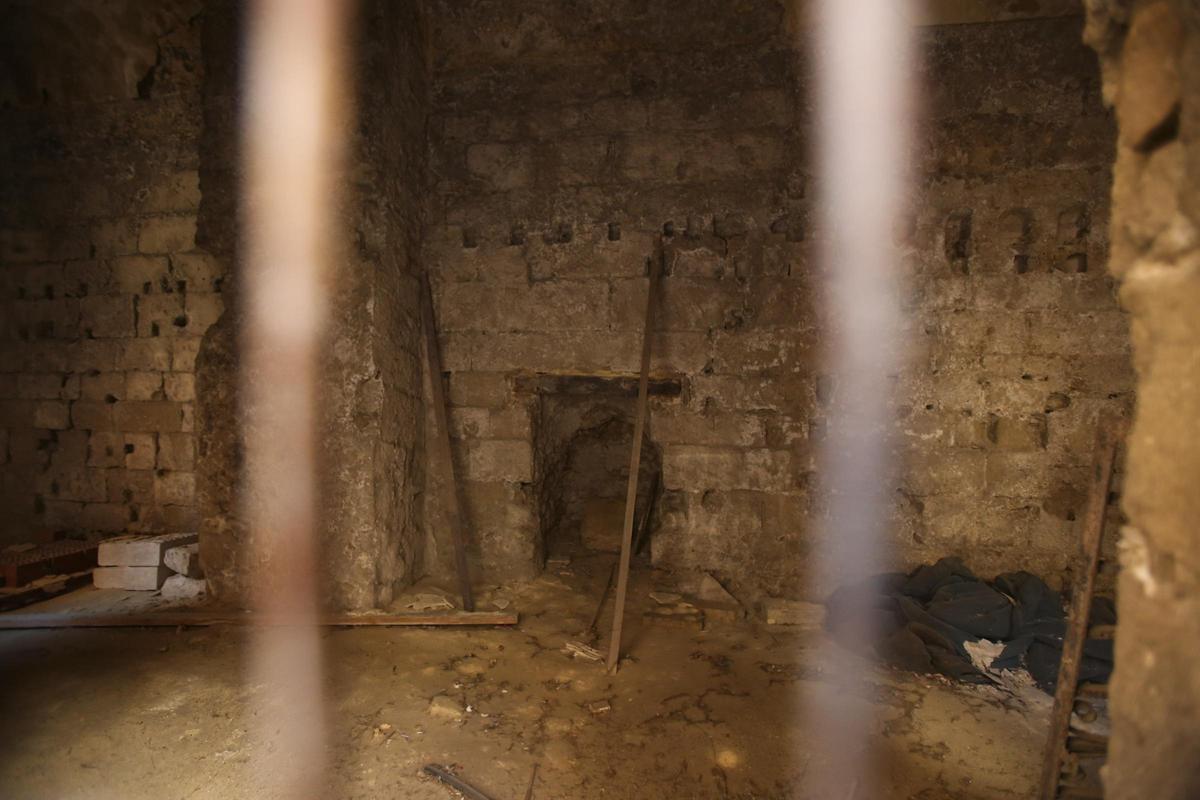 El interior tiene arcos y bóvedas.