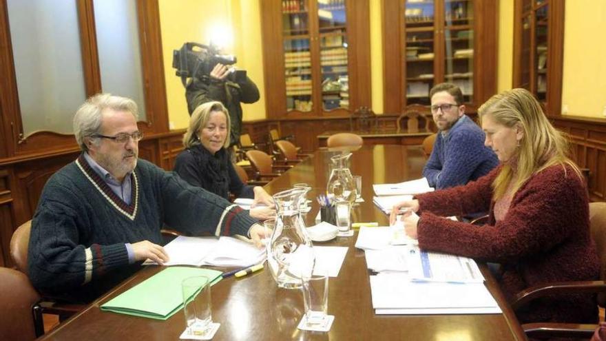 A la izquierda, los ediles del PP, Roberto Coira y Rosa Gallego, frente a la concejal de Facenda, Eugenia Vieito.