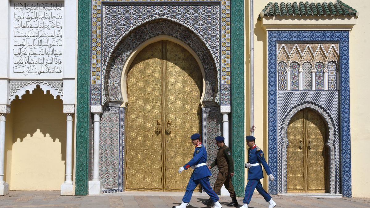 Tres miembros de las fuerzas de seguridad marroquíes pasean por Fez.