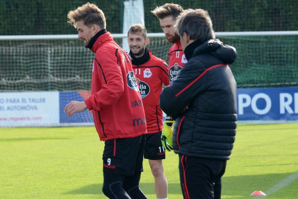 El preparador deportivista, Natxo González, ha facilitado la convocatoria del equipo coruñés tras el entrenamiento de esta mañana.