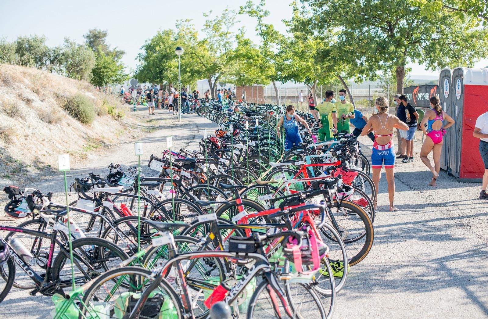 Alfonso Bastos y Katherine Mills ganan en Baena el primer triatlón cordobés tras el confinamiento